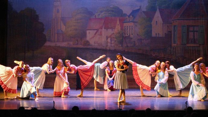 Balletschool Nana Vanderpluym - Dansend van Opera tot Queen (en alles in between) - Chassé Theater Breda