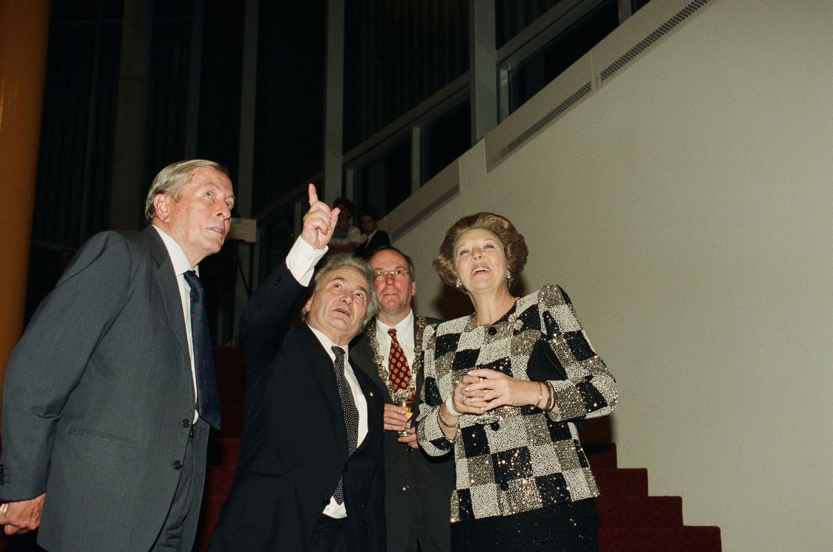 Koningin Beatrix opent in 1995 het Chassé Theater