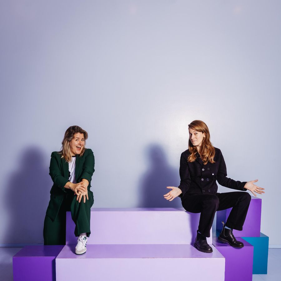 Annefleur Schipper en Vera Siemons van De Lesbische Liga geven een liveshow