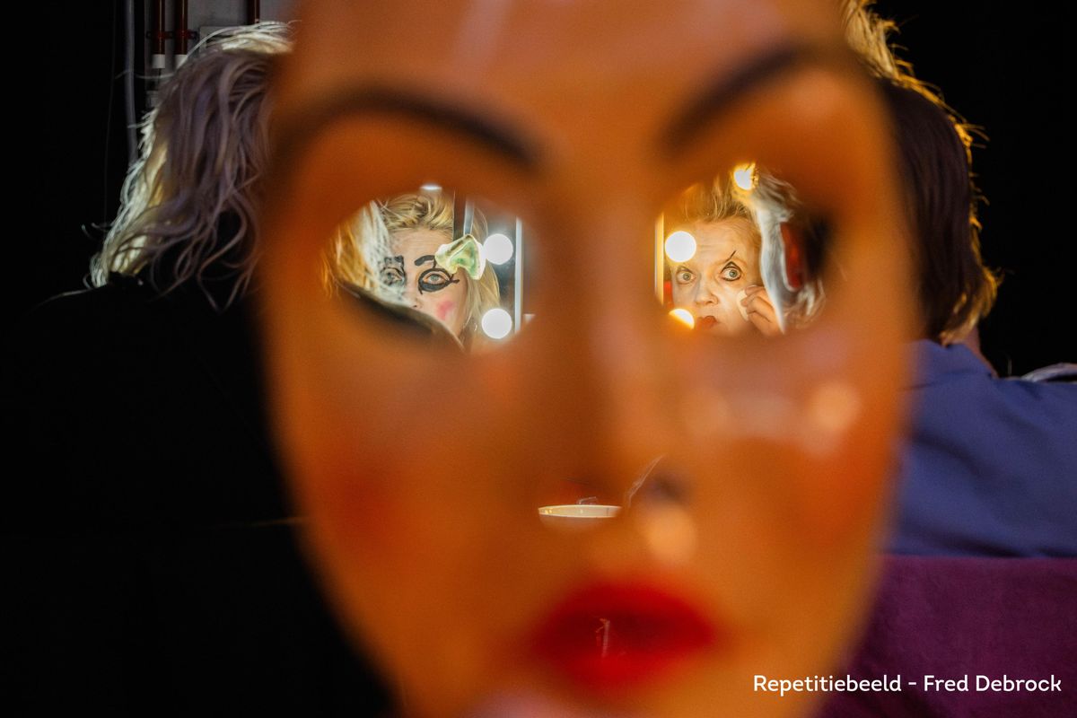 Worldwide International Global Idiodrama - Chassé Theater