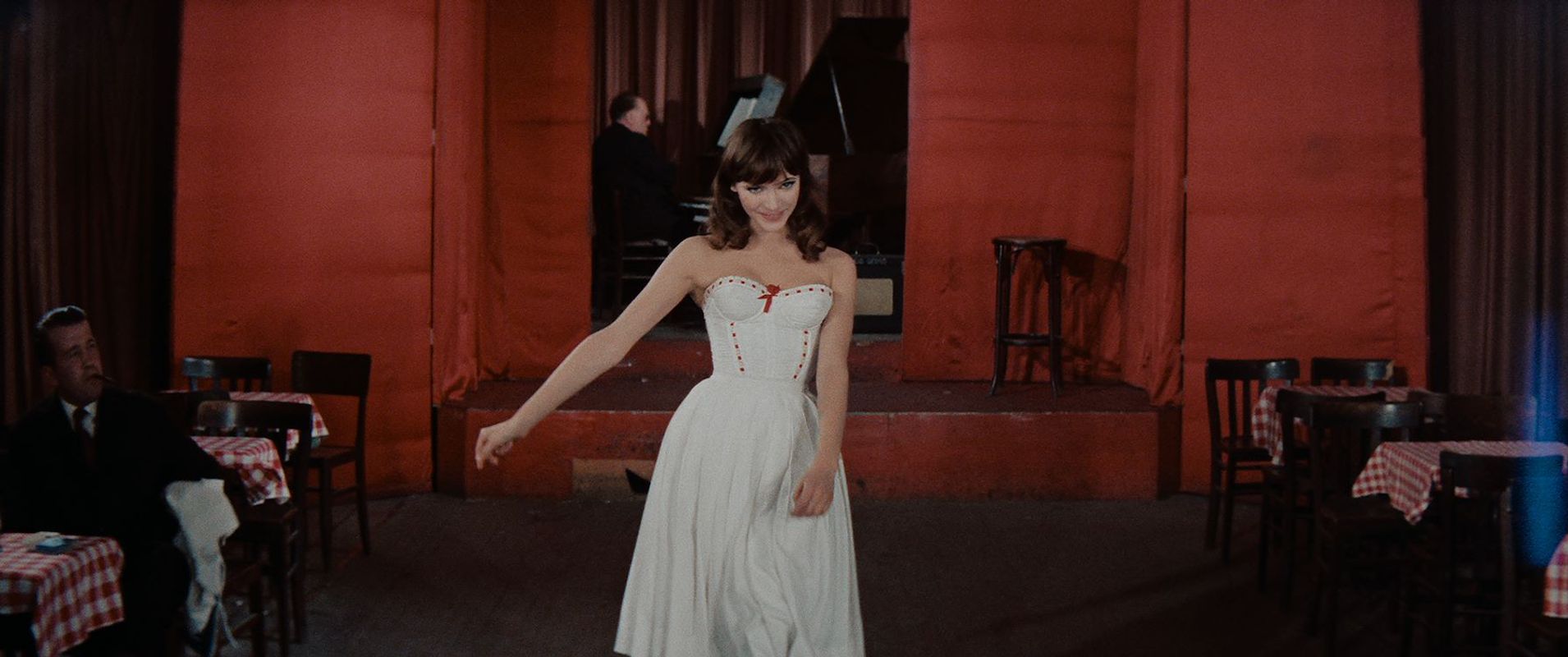 Une Femme Est Une Femme