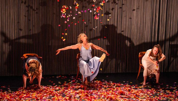 Nothing Left On Blue | Chassé Theater Breda